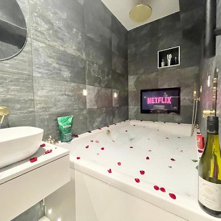 Cloud9 Guest House - By Coastline Retreats - 2 Bedroom Self Contained Garden Flat - Luxury Bath, Netflix, Superfast Wifi, Parking Included Bournemouth Kültér fotó