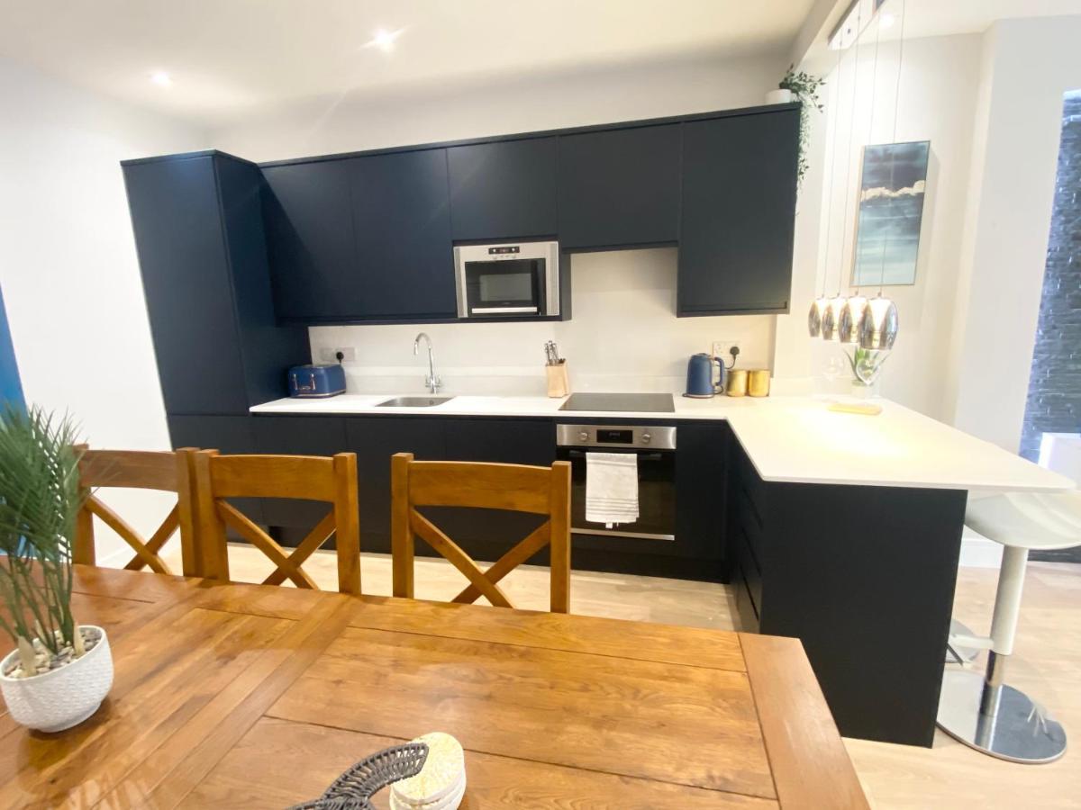 Cloud9 Guest House - By Coastline Retreats - 2 Bedroom Self Contained Garden Flat - Luxury Bath, Netflix, Superfast Wifi, Parking Included Bournemouth Kültér fotó