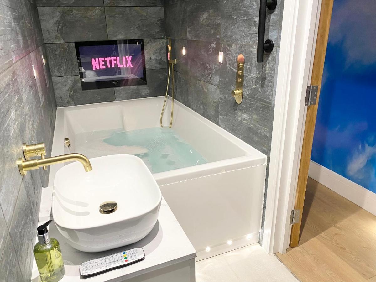 Cloud9 Guest House - By Coastline Retreats - 2 Bedroom Self Contained Garden Flat - Luxury Bath, Netflix, Superfast Wifi, Parking Included Bournemouth Kültér fotó