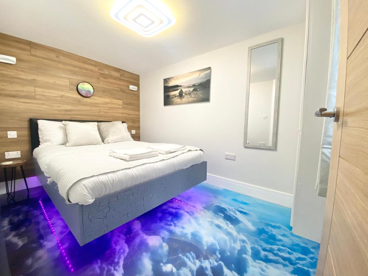 Cloud9 Guest House - By Coastline Retreats - 2 Bedroom Self Contained Garden Flat - Luxury Bath, Netflix, Superfast Wifi, Parking Included Bournemouth Kültér fotó